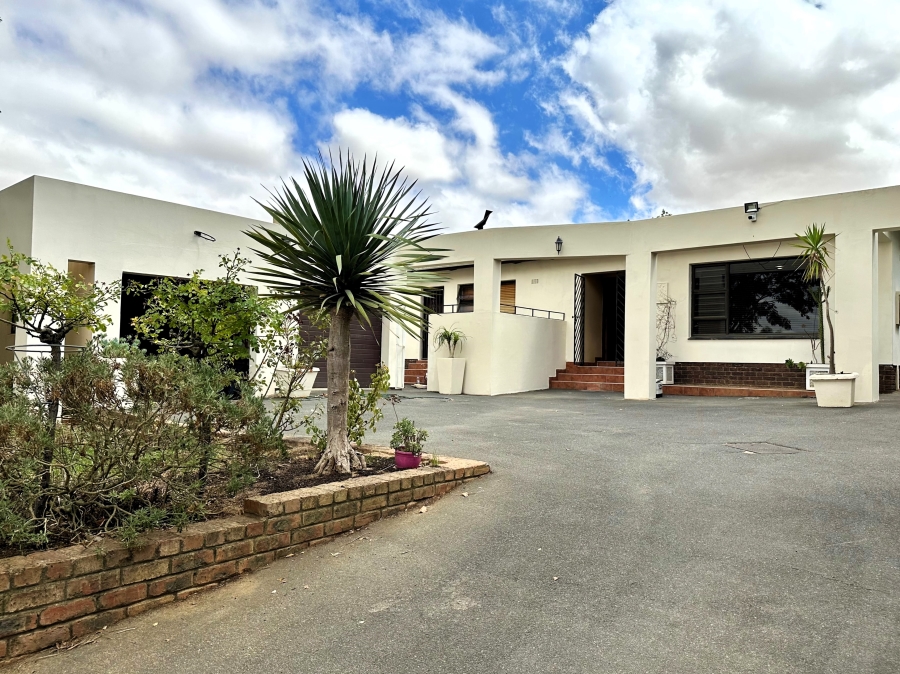 4 Bedroom Property for Sale in Bergzicht Western Cape